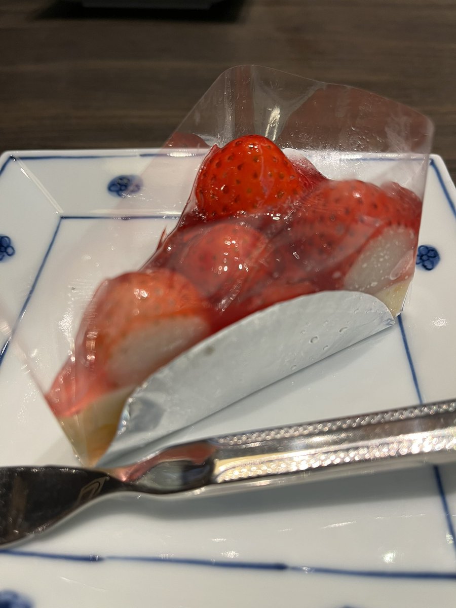 K34020644's tweet photo. 二度美味しいハーフ&amp;ハーフセット
五右衛門伝統のミートソース
紅ズワイガニと海老と本からすみアーリオオーリオペペロンチーノ
苺のレアチーズケーキ
#洋麺屋五右衛門
#五右衛門
#パスタ
#飯テロ https://t.co/isqcRTDSTG