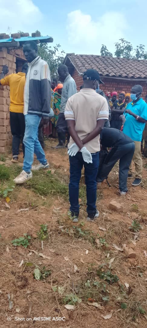 MagazineJimbere's tweet photo. 🚨 Une femme a été arrêtée après avoir accouché puis abandonné son nouveau-né dans les toilettes de l'école #Ruhondo, sur la colline #Mpinga, en zone #Ntamba, commune #Bubanza (@Bujaprov2025)
⚖️ Selon les autorités locales, la suspecte, mère de deux enfants et sans conjoint, est détenue au cachot de la police de la zone Ntamba. Le chef de zone appelle les jeunes filles et les femmes à agir avec responsabilité afin d'éviter de tels drames
#Burundi #Jimbere