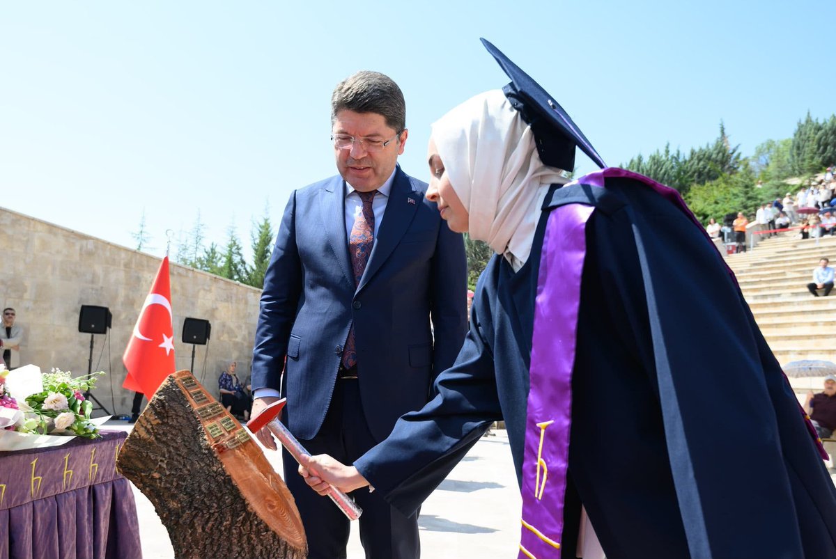 yilmaztunc's tweet photo. Üniversite sınavı sonuçlarının açıklanmasının ardından tercih heyecanı yaşayan tüm gençlerimizi gönülden tebrik ediyor, emeklerinin karşılığını alacakları başarılı ve verimli bir eğitim hayatı diliyorum.

Adalet Bakanlığı görevimiz döneminde hayata geçirdiğimiz en önemli reformlardan biri olan hukuk fakültelerinde başarı sırası barajının ilk 100 bin olarak uygulanmaya başlanmış olması, bununla birlikte hukuk fakültesi kontenjanlarının planlı şekilde yüzde 45 oranında azaltılması hukuk eğitiminin niteliğini artırmaya yönelik kararlı bir iradenin somut göstergesi olmuştur.

Çünkü yargıda kalitenin artırılması; ancak iyi yetişmiş, güçlü hukuk formasyonuna sahip, mesleki donanımı yüksek ve adalet duygusu gelişmiş hukukçuların yetişmesiyle mümkündür. Güvenilir ve güçlü bir adalet sistemi, nitelikli hukuk eğitimiyle başlar.

Bu reformların, ülkemizin hukuk eğitimine, yargı teşkilatımıza ve adalet hizmetlerinin kalitesine uzun vadede önemli katkılar sağlayacağına inanıyor; ülkemiz, yükseköğretim sistemimiz ve yargı camiamız için hayırlı olmasını temenni ediyorum.