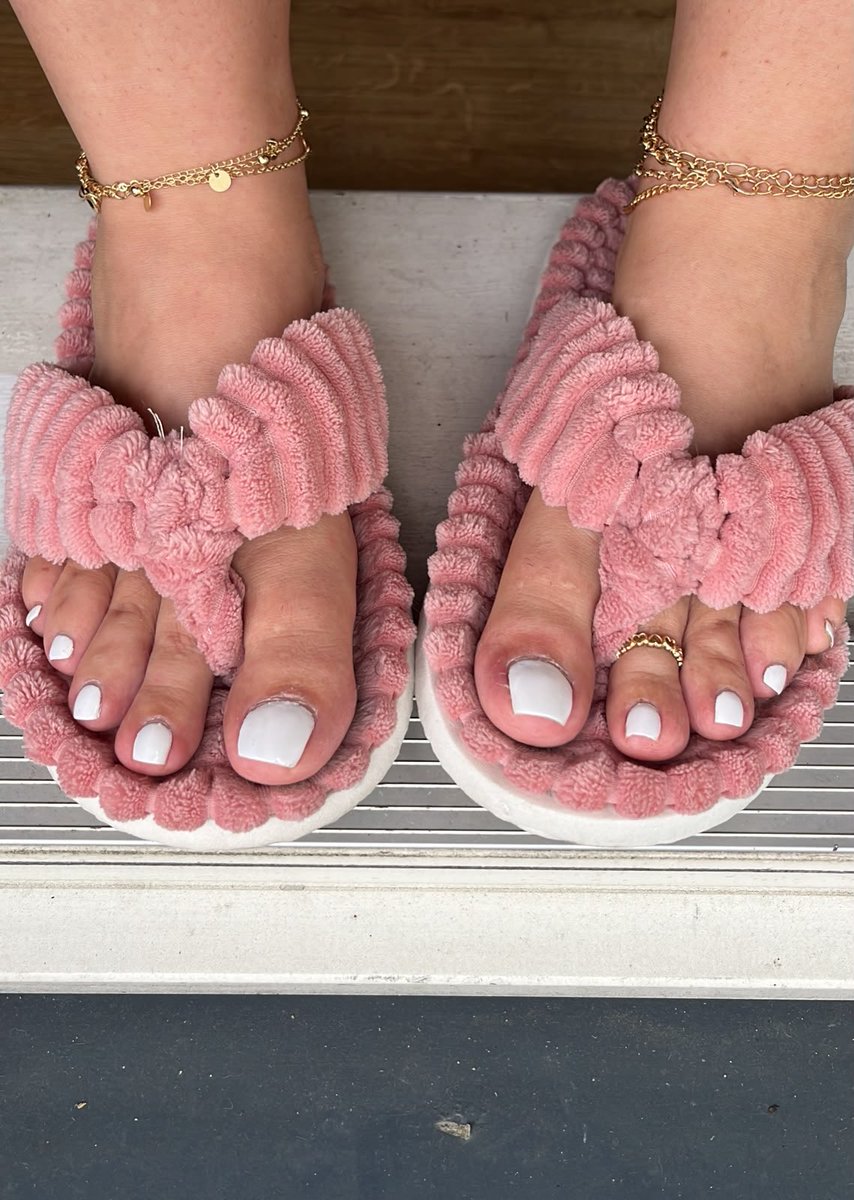 ZaraToes84's tweet photo. Feet feeling cozy ☺️🦶🏻📩💫 https://t.co/CnfpJQQUW1