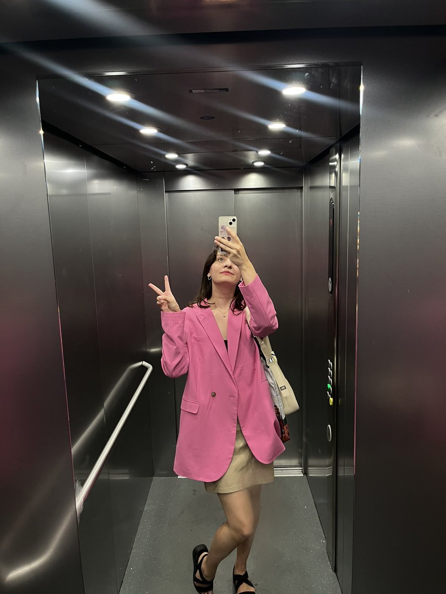 olya_khvoryk's tweet photo. 🔸Я хотела написать пост о том, что я люблю Сяо

Но цепочкой в моей голове я пришла к тому, как угарно сегодня я снимала обложку с паспорта с Сяо на собеседовании 🤣

Угарнее, что потенциальные работодатели говорили, что я еще так молода, как будто мне 18

Ребят, мне 27✌🏻 https://t.co/zWYHDGlPtf