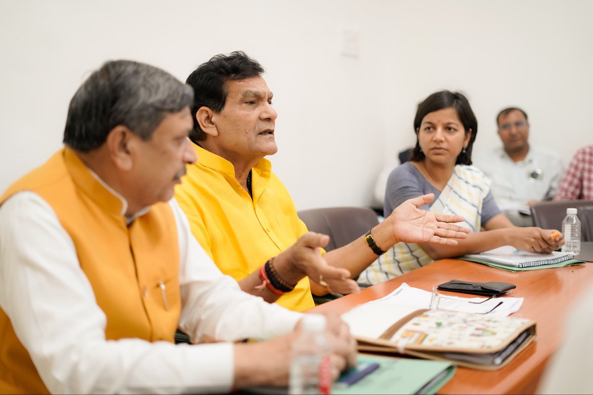 aksharmaBharat's tweet photo. आज जनपद झाँसी पहुँचते ही नगर निगम झाँसी व ऊर्जा विभाग के स्थानीय उच्च अधिकारियों के साथ जिले में चल विकास कार्यों की समीक्षा बैठक कर आवश्यक निर्देश दिया।

बैठक में माननीय जनप्रतिनिधिगण, पदाधिकारियों एवं अन्य गणमान्य व्यक्तियों द्वारा दिये गये सुझावों पर भी अमल करने के लिये विभाग के अधिकारियों को निर्देशित किया।

सभी को शुभकामनाएँ !

@narendramodi @myogiadityanath @AmitShah @NitinNabin @mppchaudhary @idharampalsingh 
@UPPCLLKO @EMofficeUP @CleanJhansi 
#NayeBharatKaNayaUP
#GoodGovernance 
#HumaraUP #VikasExpress