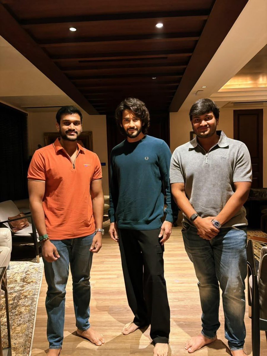 GulteOfficial's tweet photo. Producer Bandla Ganesh and his family met Superstar #MaheshBabu and Namrata to invite them to their daughter Janani’s wedding. https://t.co/76SIiU6A6y
