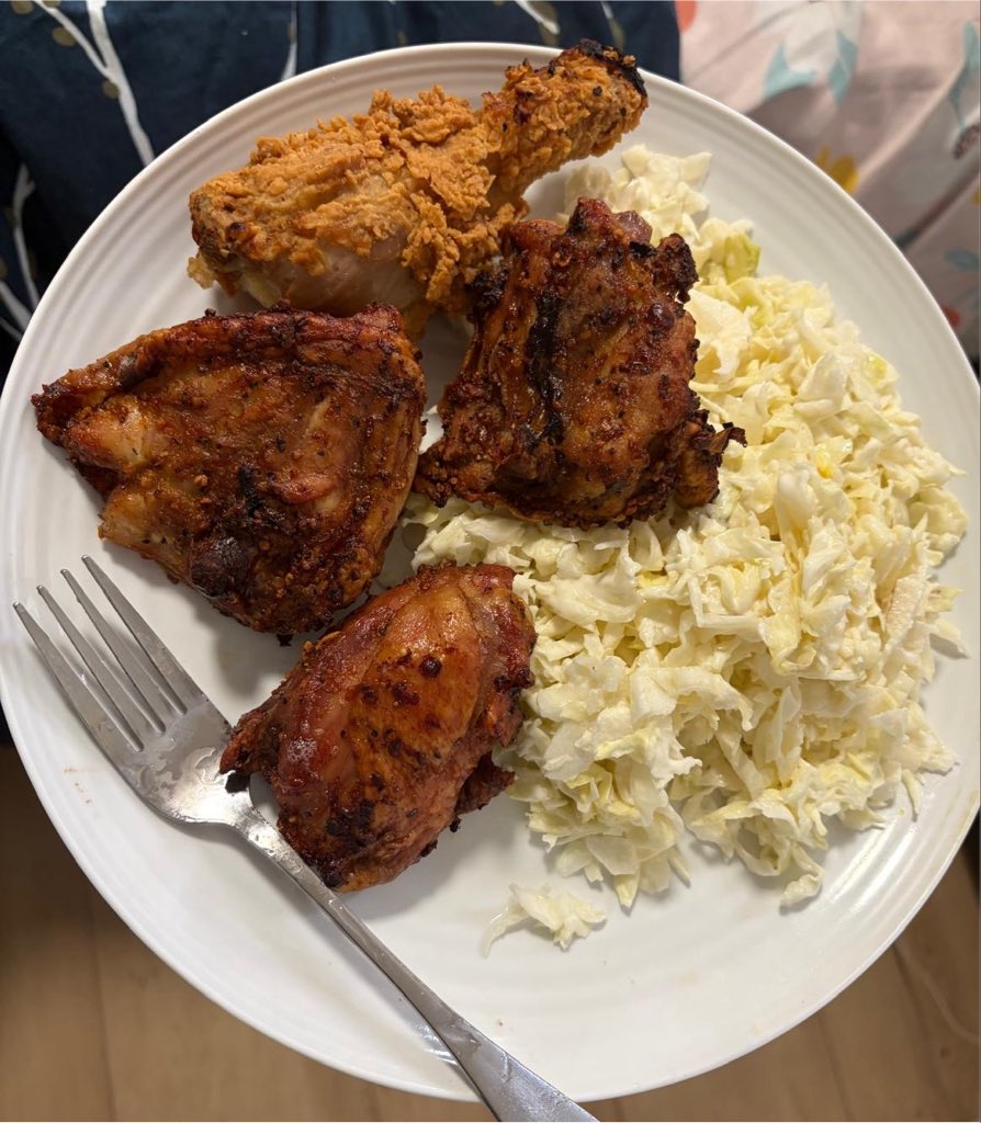 UBliiss's tweet photo. Lunch time 💃
Chicken and cabbage day😋

What would you add to this plate? https://t.co/PE0TxZEEfl