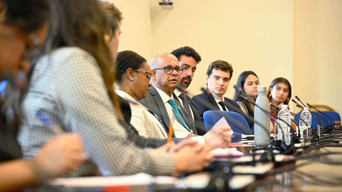 SG_OEA_OAS's tweet photo. I met with the young participants of the #OASInternship Program to discuss the role of youth in the Americas and the value they bring to the Organization and the region.

I welcomed their input on how the @OAS_official can respond to their current needs and the circumstances their generation will face in the future. #OASYouth