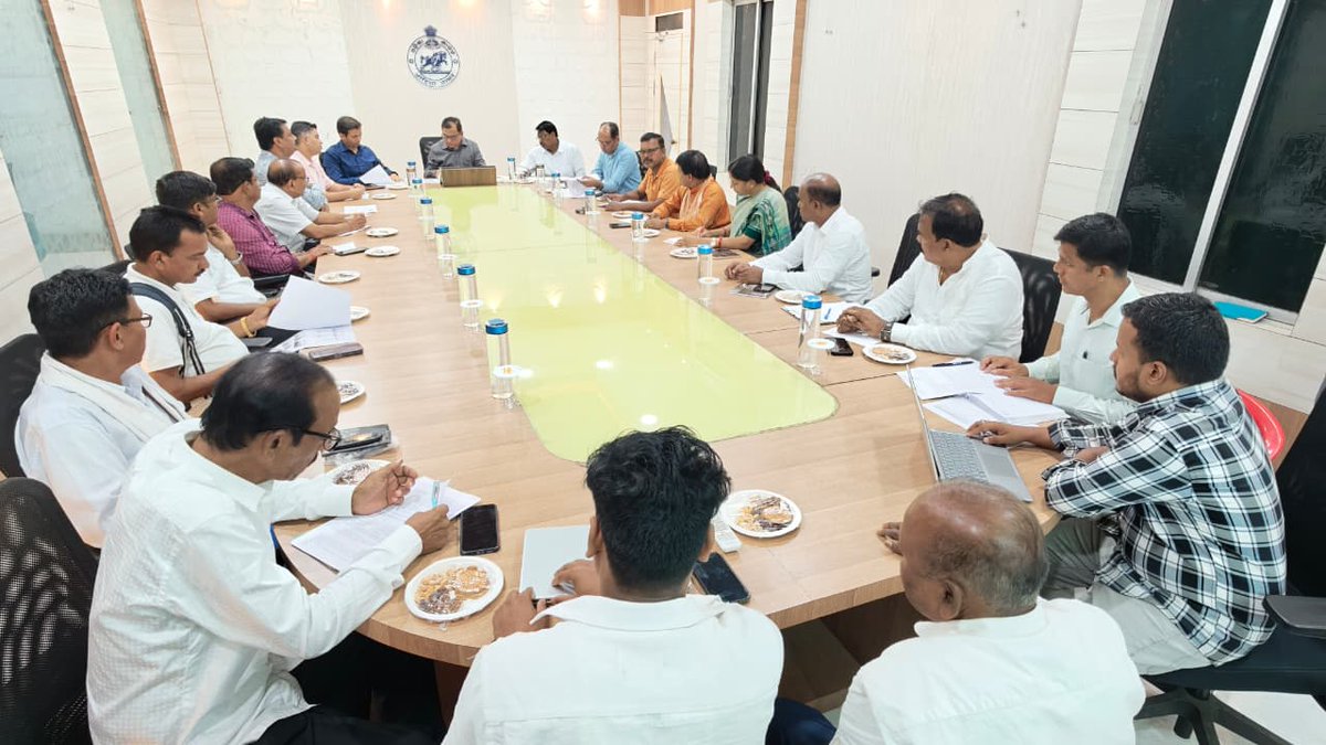 Dist_Kendujhar's tweet photo. ଉତ୍ତରାଞ୍ଚଳ ରାଜସ୍ୱ କମିଶନର ଏବଂ ନିର୍ବାଚକ ତାଲିକା ପର୍ଯ୍ୟବେକ୍ଷକ ଜିଲ୍ଲାପାଳଙ୍କ ଉପସ୍ଥିତିରେ କେନ୍ଦୁଝର ଜିଲ୍ଲାରେ ସ୍ୱତନ୍ତ୍ର ସଘନ ସଂଶୋଧନ (SIR)-୨୦୨୬ର ଅଗ୍ରଗତି ସମୀକ୍ଷା କରିଛନ୍ତି। ଏଥିରେ ସମସ୍ତ ରାଜନୈତିକ ଦଳର ପ୍ରତିନିଧିମାନେ ଯୋଗ ଦେଇଥିଲେ। @CMO_Odisha @ECISVEEP @OdishaCeo @IPR_Odisha https://t.co/oTrIfK5zi1