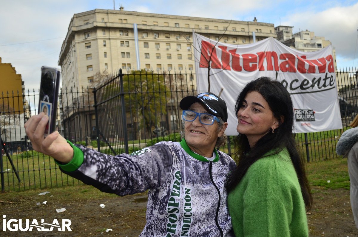 CarmelaMoreauOk's tweet photo. Otro miércoles junto a ellxs. 🤍

Los golpearon, los persiguieron, los gasearon. Y acá están, reclamando por su dignidad y por la de millones que no vienen a marchar.

Sr. Presidente, Sras. y Sres. Legisladores: las personas jubiladas no pueden esperar a un recambio gubernamental.

Tienen que recomponer sus jubilaciones ahora.
Tienen que ampliar el acceso a sus medicamentos ahora.
Tienen que poner un plato en su mesa ahora.
Tienen derecho a una vida digna. Ahora.

Recapaciten. Abandonarlos es incumplir con sus deberes, pero, ante todo, es un acto de inmoralidad que los inhabilita para conducir los destinos de una sociedad.