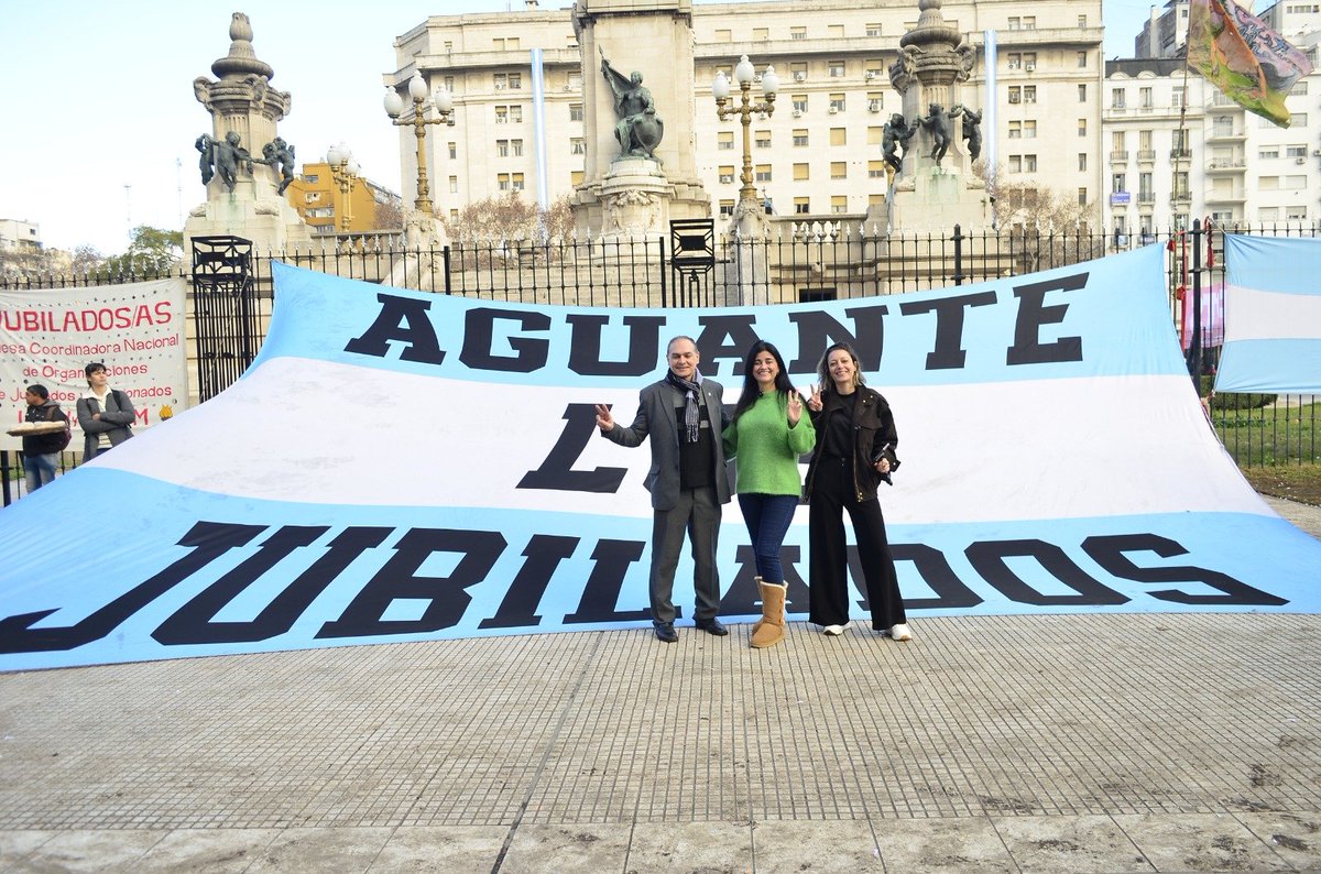 CarmelaMoreauOk's tweet photo. Otro miércoles junto a ellxs. 🤍

Los golpearon, los persiguieron, los gasearon. Y acá están, reclamando por su dignidad y por la de millones que no vienen a marchar.

Sr. Presidente, Sras. y Sres. Legisladores: las personas jubiladas no pueden esperar a un recambio gubernamental.

Tienen que recomponer sus jubilaciones ahora.
Tienen que ampliar el acceso a sus medicamentos ahora.
Tienen que poner un plato en su mesa ahora.
Tienen derecho a una vida digna. Ahora.

Recapaciten. Abandonarlos es incumplir con sus deberes, pero, ante todo, es un acto de inmoralidad que los inhabilita para conducir los destinos de una sociedad.
