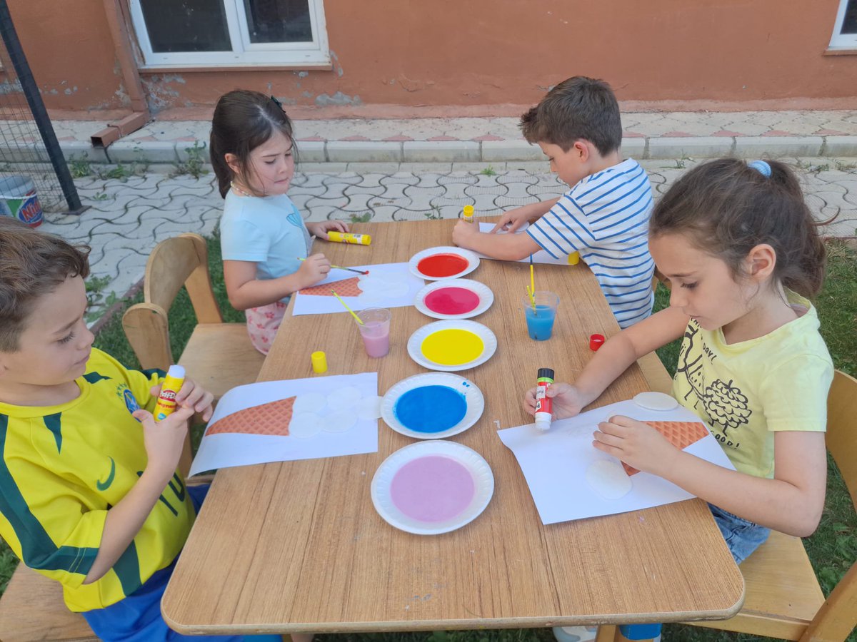 bahcesehir_van's tweet photo. 🍓🫐 Yaz okulumuzda güne Orman Meyveli Pankek yaparak başladık. Miniklerimiz hazırladıkları pankekleri afiyetle yedi. 🥞💛

Ardından sanat etkinliğimizde kendi dondurmalarını tasarladılar. 🍦🎨 Günümüzü koordinasyon ve dikkat oyunlarıyla eğlenceli bir şekilde tamamladık. 🌈✨ https://t.co/VgpTtkzLm1