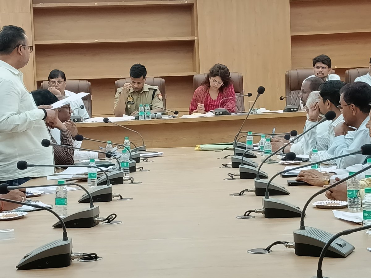 DMmahoba's tweet photo. आज पुलिस अधीक्षक, महोबा के साथ जिला सड़क सुरक्षा समिति की बैठक की गई।बैठक में,स्कूल वाहनों की फिटनेस चेकिंग, वाहन चालकों का चरित्र परीक्षण,साइनेज बोर्ड लगवाए जाने,ओवरलोड वाहनों एवं सड़क किनारे किये गए अतिक्रमण पर कार्यवाही करने जैसे महत्वपूर्ण बिंदुओं पर चर्चा कर आवश्यक दिशा निर्देश दिये गए।
🔹जिला विद्यालय निरीक्षक/जिला बेसिक शिक्षा अधिकारी को स्कूल वाहनों की फिटनेस/बीमा की वैधता का परीक्षण कराते हुए आवश्यक कार्यवाही करने के निर्देश दिये गए।
🔹​लोक निर्माण विभाग, NHAI/NH,नगर पालिका परिषद से संबंधित अधिकारियों को दुर्घटना बाहुल्य क्षेत्रों को चिन्हित कर अभियान चलाकर साईनेज बोर्ड/रिफलेक्टर/चेतावनी बोर्ड लगवाये जाने के निर्देश दिये।
🔹​NH- झाँसी को शहर के राठ रोड स्थित संत निरंकारी भवन के पास रम्बल स्ट्रिप/टेबल टॉप का निर्माण कराने के निर्देश दिये ,साथ ही अधिशाषी अधिकारी ​नगर पालिका परिषद को राठ चुंगी तिराहे का चौड़ीकरण एवं सौन्दर्यीकरण का प्रस्ताव तैयार कर प्रेषित करने के निर्देश।
🔹​खनिज विभाग को विगत 05 वर्षों में खनिज न्यास निधि से सड़क निर्माण के कराये गये कार्यों की सूची एवं उनके हस्तानांतरण की स्थिति की जानकारी उपलब्ध कराने के निर्देश दिये गए।
🔹​ARTO को निर्देशित किया गया कि ओवर लोडिग के लक्ष्य के सापेक्ष चालानों में प्राप्त राजस्व की रिपोर्ट उपलब्ध कराई जाये।
🔹अधिशाषी अधिकारी ​,नगर पालिका परिषद/उप जिलाधिकारी महोबा को शहर के रामकथा मार्ग तिराहे का चौडीकरण कराने हेतु मौके का निरीक्षण कर,रिपोर्ट प्रेषित करने के निर्देश दिये गए।
🔹शहर के झलकारी बाई तिराहे से परमानन्द तिराहे के मध्य निर्माणाधीन सड़क निर्माण का कार्य तीव्र गति से पूर्ण कराये जाने हेतु अधिशासी अभियन्ता, प्रान्तीय खण्ड, लोक निर्माण विभाग महोबा को निर्देशित किया गया। साथ ही 15 दिनों तक अलर्ट मोड में रहकर सड़क से सम्बन्धित सभी कमियों को पूरा कराने के निर्देश दिये।
🔹 ​संबंधित अधिकारियों को NH पर वाहनो के ऐसे धुलाई सेन्टरो को चिन्हित कर कड़ी कार्यवाही करने के निर्देश दिये गए, जिनका पानी का निकास हाईवे पर है और जो दुर्घटना का कारण बनते है। 
🚧#roadsafety 
🚦 #TrafficRules #safetyfirst
 🛣️ #सड़क_सुरक्षा
@myogioffice @InfoDeptUP
@UPGovt @CMOfficeUP @Uppolice @mahobapolice
@uptrafficpolice @MahobaTraffic @uptransportdept @uppwdofficial