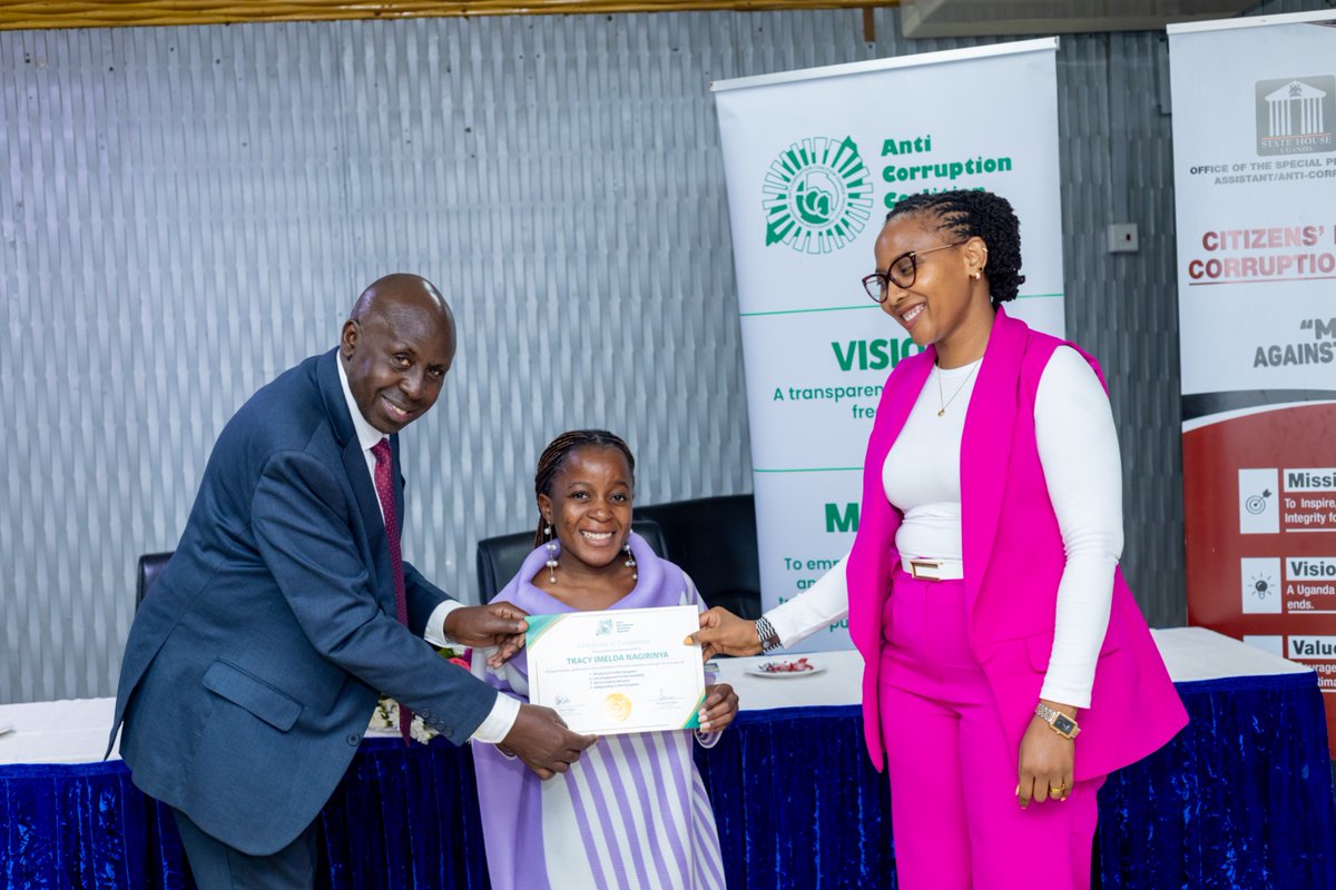 Accu_Ug's tweet photo. Participants receive their certificates.

@tiuganda1 @CSBAGUGANDA @AntiGraft_SH @SensitiseUg @ethicsug @nbstv @newvisionwire @ChimpReports https://t.co/mpPtV5W4W1