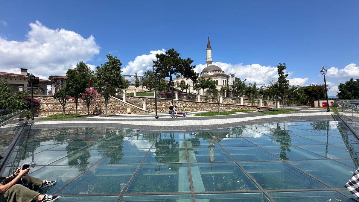 FatihilceMEM's tweet photo. 🔹İstanbul İl Millî Eğitim Müdürlüğü ile Müdürlüğümüz iş birliğinde, ilçemizde görev yapan okul müdürü ve müdür yardımcılarımıza yönelik Demokrasi ve Özgürlük Adası’na eğitim ve kültür gezisi düzenlendi.

İlçe Millî Eğitim Müdürümüz Muhammet Fatih Çepni, program öncesinde okul yöneticilerimizi uğurlayarak verimli bir gezi temennisinde bulundu.

Tarihî ve kültürel mekânları yerinde inceleyen yöneticilerimiz, yakın tarihimize ışık tutan önemli olaylar hakkında bilgi edinirken mesleki paylaşım ve kurumsal aidiyetlerini güçlendirecek verimli bir program gerçekleşti.

@tcmeb @Yusuf__Tekin @MucahitYentur @cepni44