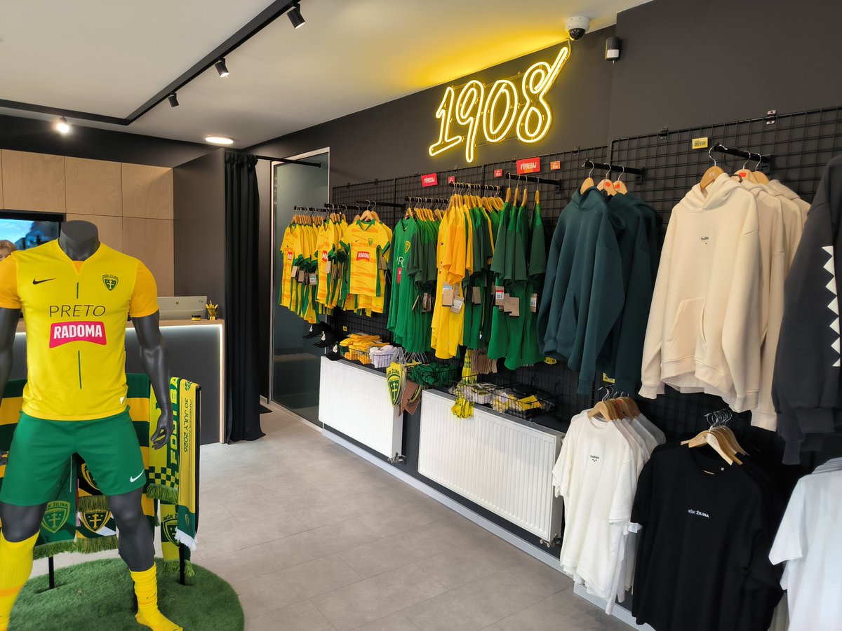 Tadmus's tweet photo. Fanshop w Żylinie z okolicznościowym szalikiem za 16 euro. @radiokatowice https://t.co/Kp29Z3OGvI