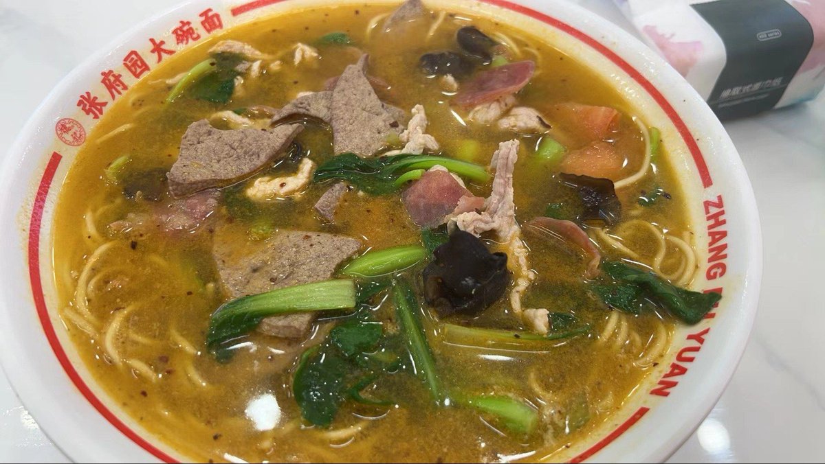 GaylaPezina's tweet photo. 深夜的胃，总被一碗热汤面悄悄熨帖，今天的猪肝卤得刚好，要不要来一碗？， https://t.co/Ln1h5Mr2dw