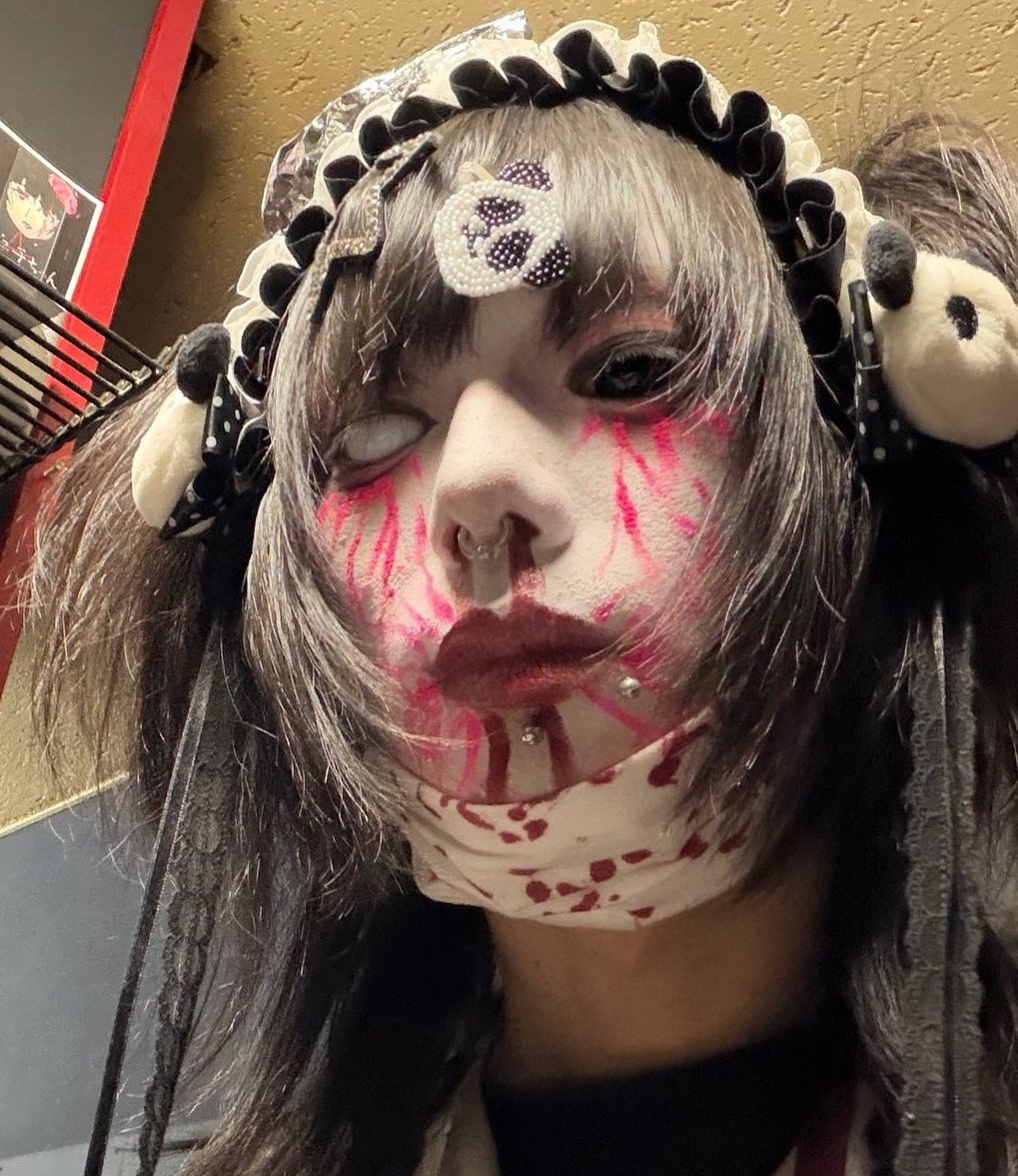 creeperk_'s tweet photo. Ahh the neon pink make up 🥹 hes so cute (⁠っ⁠˘̩⁠╭⁠╮⁠˘̩⁠)⁠っ https://t.co/3MuFk0qk02