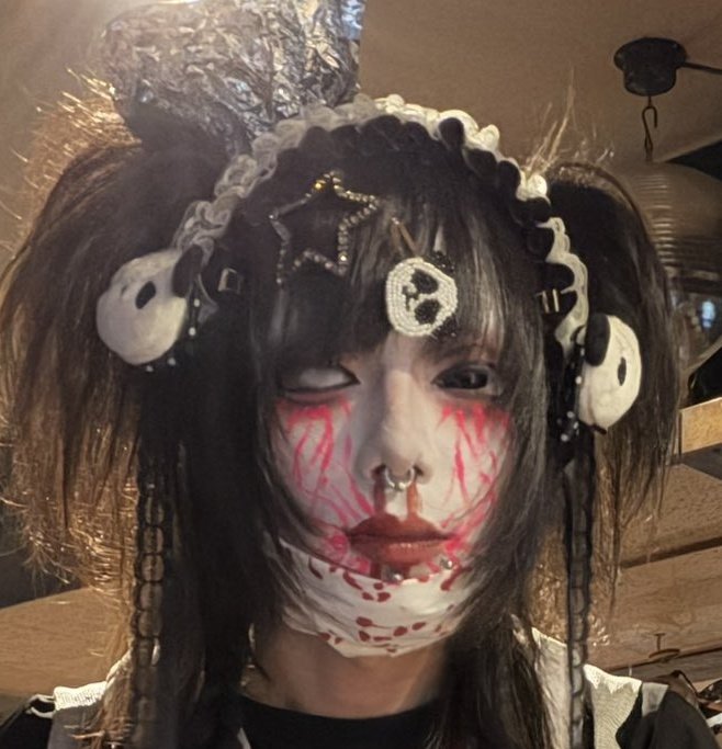 creeperk_'s tweet photo. Ahh the neon pink make up 🥹 hes so cute (⁠っ⁠˘̩⁠╭⁠╮⁠˘̩⁠)⁠っ https://t.co/3MuFk0qk02