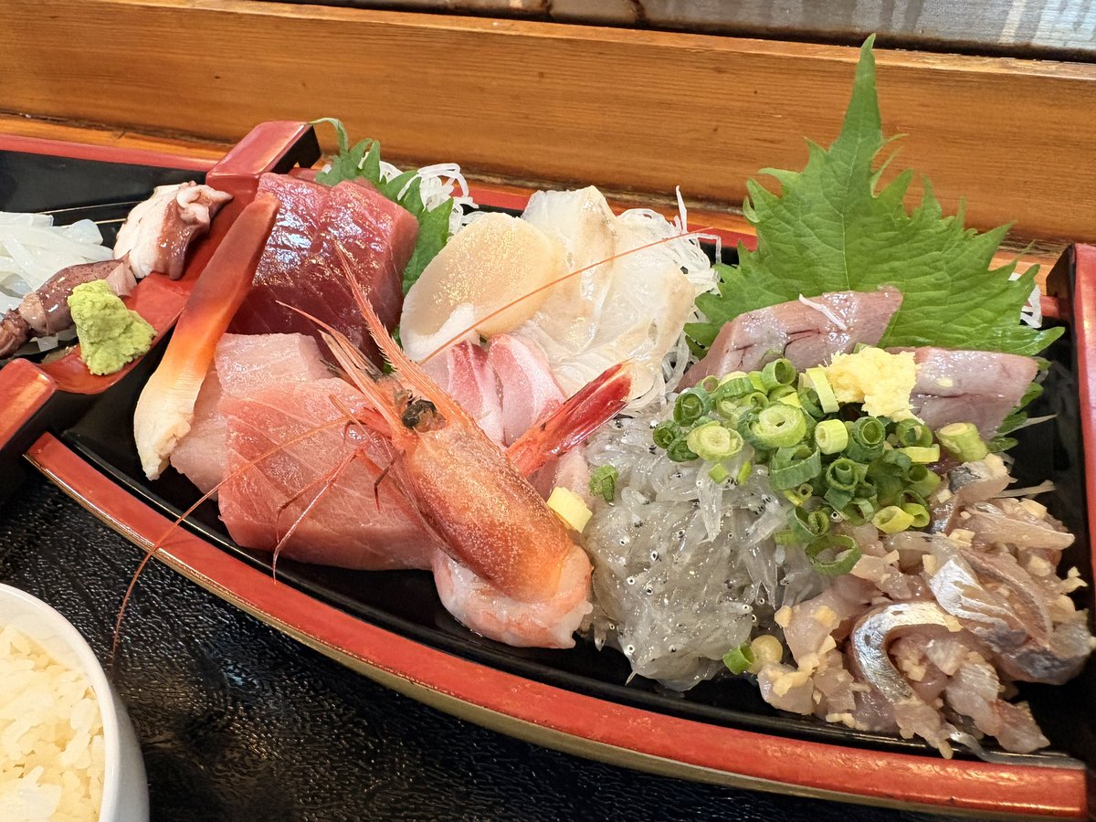 TERRYCASTER's tweet photo. 焼津にて舟盛り定食🐟生しらすめちゃくちゃ美味い https://t.co/IMIqHzaUEl
