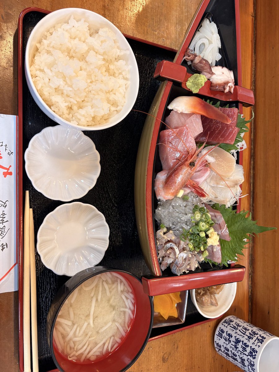 TERRYCASTER's tweet photo. 焼津にて舟盛り定食🐟生しらすめちゃくちゃ美味い https://t.co/IMIqHzaUEl