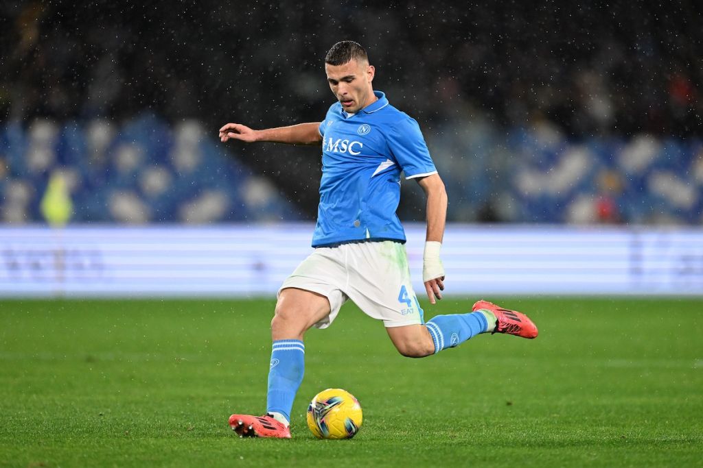 footballitalia's tweet photo. Napoli announced Alessandro Buongiorno underwent surgery today for a knee injury and should be out for at least three months, while Lorenzo Lucca has an ankle ligament sprain.

#Napoli #SerieA #Calcio https://t.co/ONDgE7Nn32