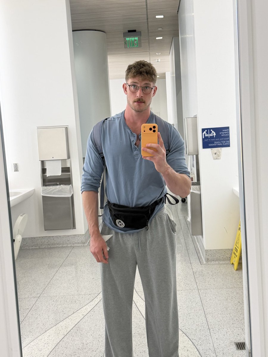clarky_fan's tweet photo. Just me and the mirror 👀 https://t.co/75H54hvTZg