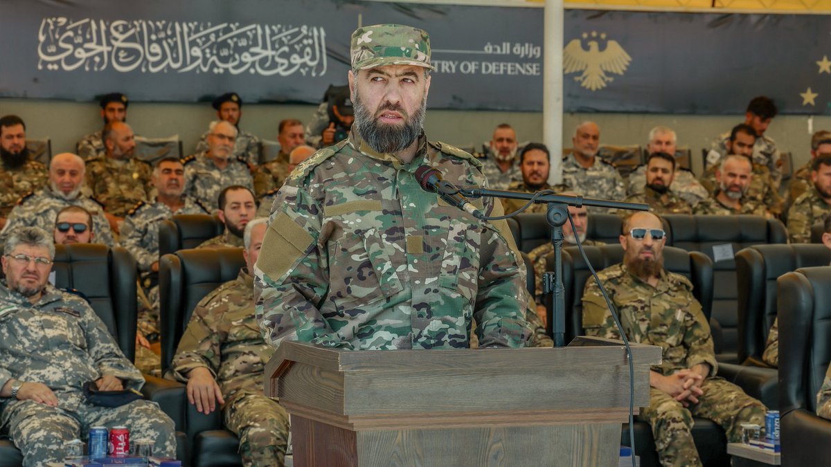 Sy_Defense's tweet photo. بحضور قائد القوى الجوية في وزارة الدفاع العميد عاصم هواري وعدد من الضباط، أقيم حفل تخريج أكثر من 1000 صف ضابط من الكلية الجوية، وقد تخلل الحفل عرضٌ جوي شاركت به تشكيلاتٌ عدة من سلاح الجو السوري.

#الجمهورية_العربية_السورية 
#وزارة_الدفاع https://t.co/ffkY9xWeKd