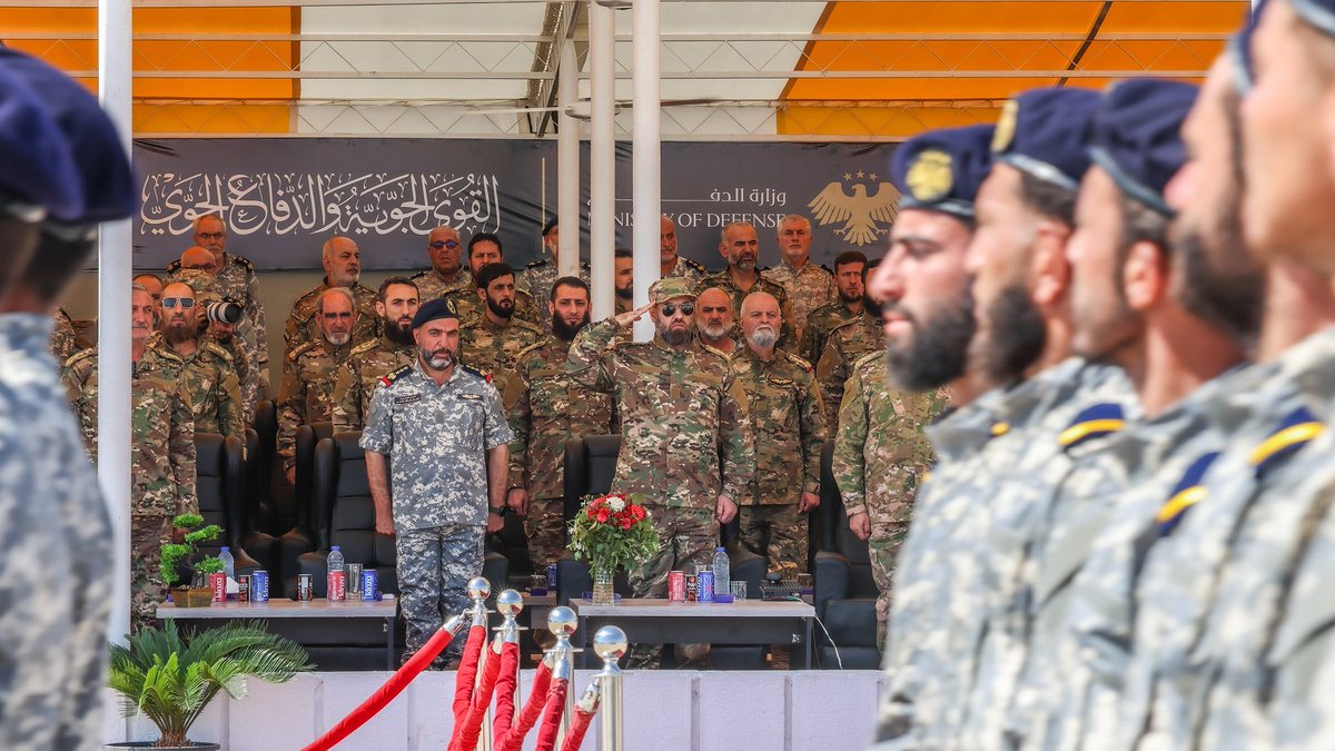 Sy_Defense's tweet photo. بحضور قائد القوى الجوية في وزارة الدفاع العميد عاصم هواري وعدد من الضباط، أقيم حفل تخريج أكثر من 1000 صف ضابط من الكلية الجوية، وقد تخلل الحفل عرضٌ جوي شاركت به تشكيلاتٌ عدة من سلاح الجو السوري.

#الجمهورية_العربية_السورية 
#وزارة_الدفاع https://t.co/ffkY9xWeKd