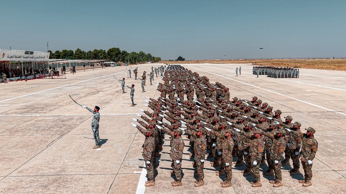 Sy_Defense's tweet photo. بحضور قائد القوى الجوية في وزارة الدفاع العميد عاصم هواري وعدد من الضباط، أقيم حفل تخريج أكثر من 1000 صف ضابط من الكلية الجوية، وقد تخلل الحفل عرضٌ جوي شاركت به تشكيلاتٌ عدة من سلاح الجو السوري.

#الجمهورية_العربية_السورية 
#وزارة_الدفاع https://t.co/ffkY9xWeKd