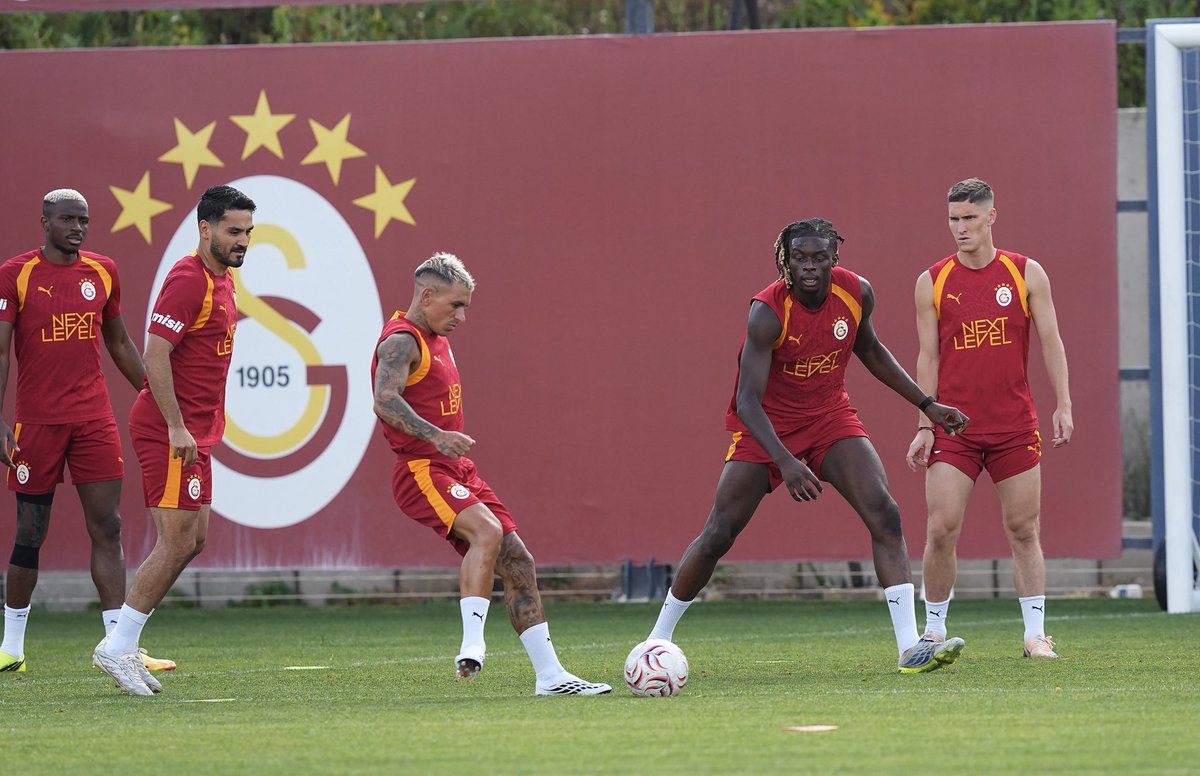 GalatasaraySK's tweet photo. 📸 Antrenmanımızdan kareler. 💪 https://t.co/XaPr6DWVpN