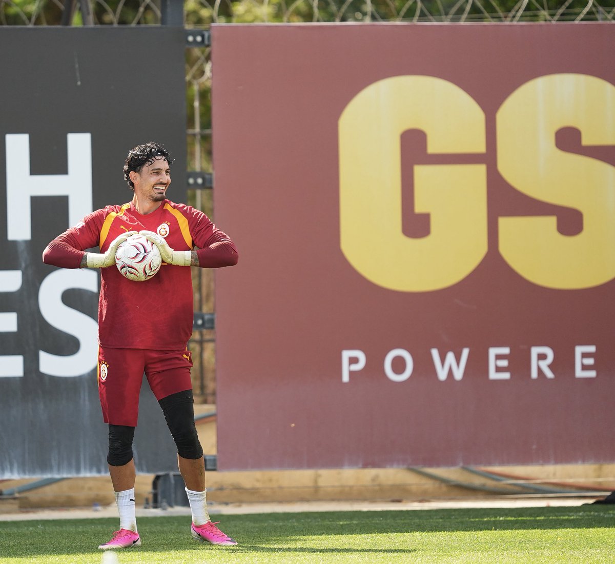 GalatasaraySK's tweet photo. 📸 Antrenmanımızdan kareler. 💪 https://t.co/XaPr6DWVpN