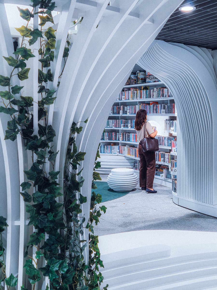 hashtagalek's tweet photo. [1/🧵] Jedyna taka biblioteka w Polsce, bo w... metrze 😃 I na dodatek z futurystycznymi wnętrzami. Ciekawe miejsce na mapie Warszawy na drugiej linii metra! Więcej w wątku poniżej. ⬇️ https://t.co/wgGlvDmBZx