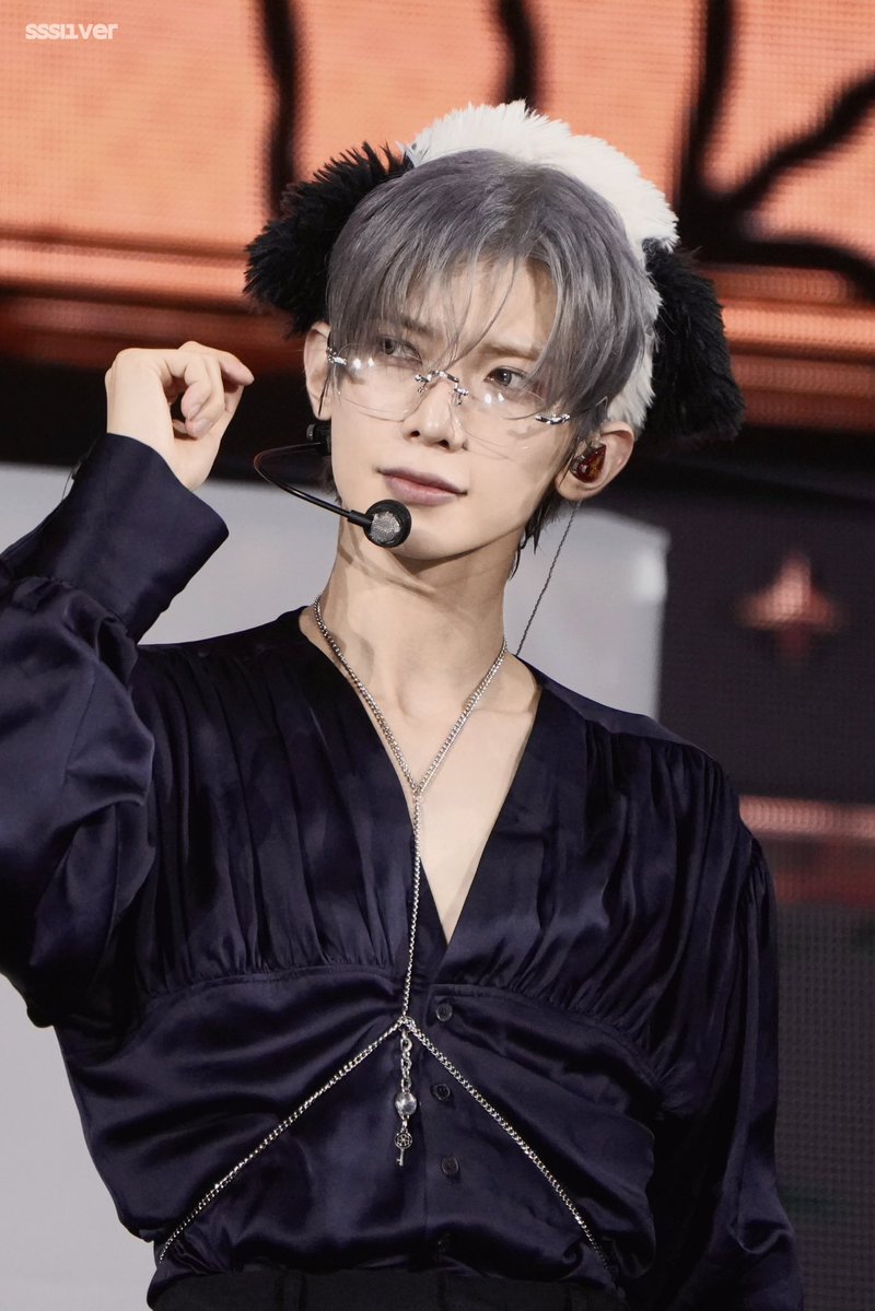 lov4evas's tweet photo. something about yeosang wearing glasses… https://t.co/R4OfZtrhLY