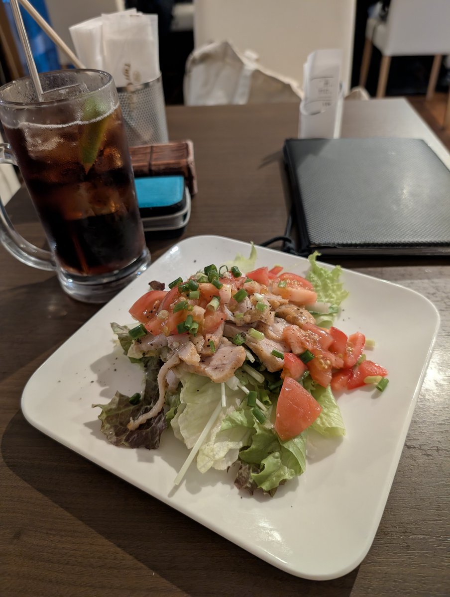 drf924's tweet photo. 池袋ハニハニででびさんのバースデー☺️やっぱり赤が似合いますね。池袋でも大宮でも楽しくお話ししてくれて嬉しい🎵😍🎵
でびさんお誕生日おめでとうございます🎉🎂
#池袋
#メイドカフェ
#ハニーハニー
#honeyhoney
#バースデーイベント
#BDEV
#でびきゅーと https://t.co/0gh3eY6S6Z