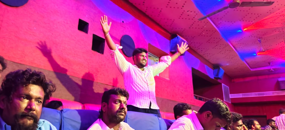BmYasin15's tweet photo. உள்ள ஒளிச்ச உயிரே.. என்னப் பிரியாதிரு நீ 
எங்க மனசில் எழுதி வச்சோம்.. அழியாதிரு நீ 💔😭❤️

@actorvijay https://t.co/8JEy1iQuYx