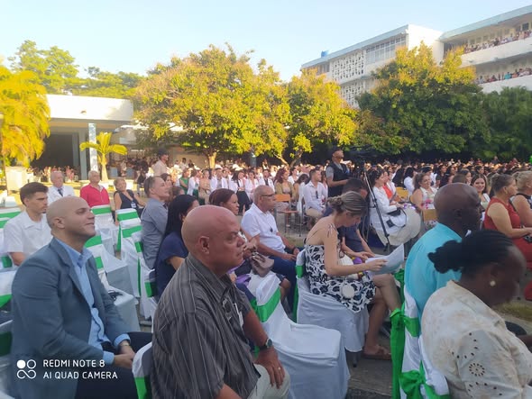 justiciapinar's tweet photo. Con la participación de las máximas autoridades de #PinarEn26, se efectúa en la Universidad de Ciencias Médicas, el acto de graduación de las carreras de medicina y estomatología. Un total de 782 jóvenes se suman al sistema de salud. #CubaEsSalud @KatiuskaGandul @Minjus_Cuba https://t.co/D7iITE6DzW