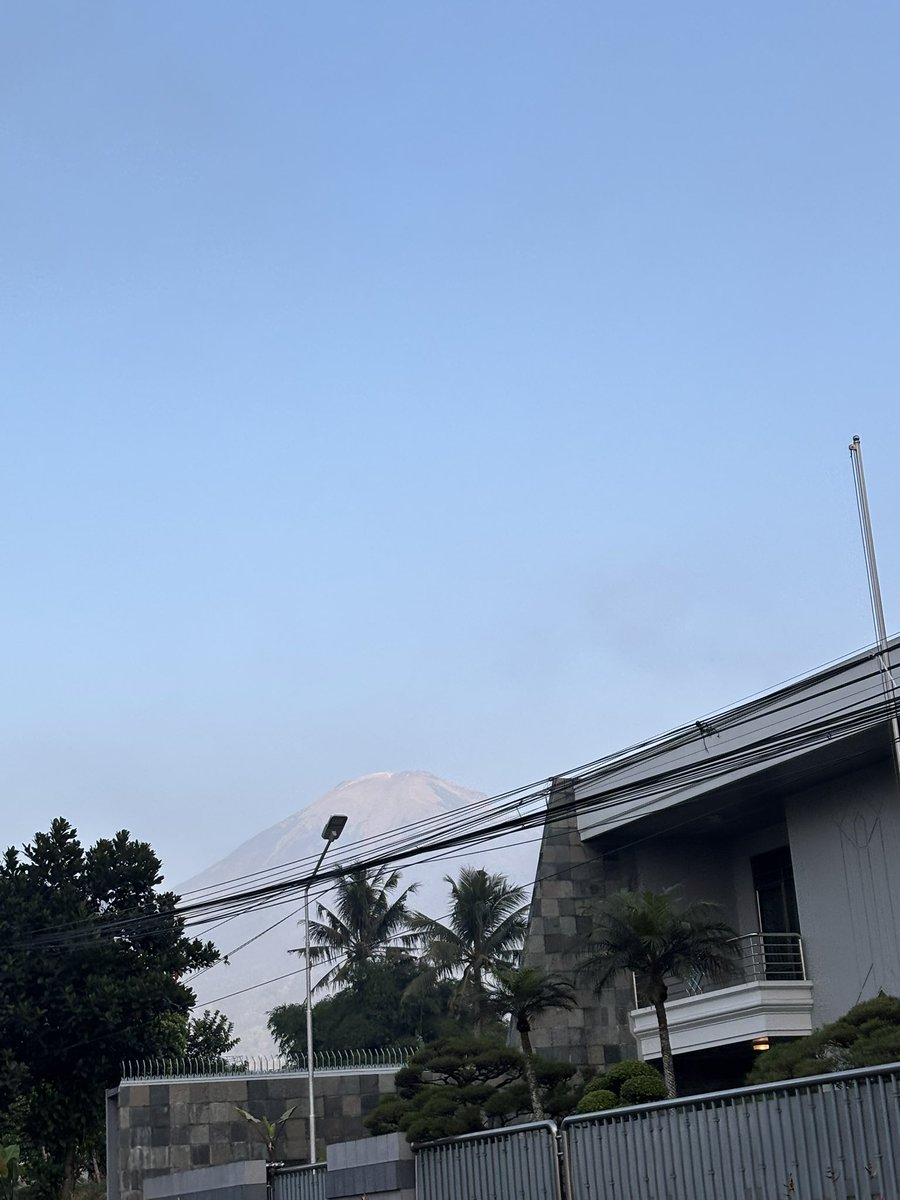 aynnatt03's tweet photo. Setiap sisi jalanan temanggung tuh bner2 masyaallah bgtt😭 https://t.co/LHQpciBpL7