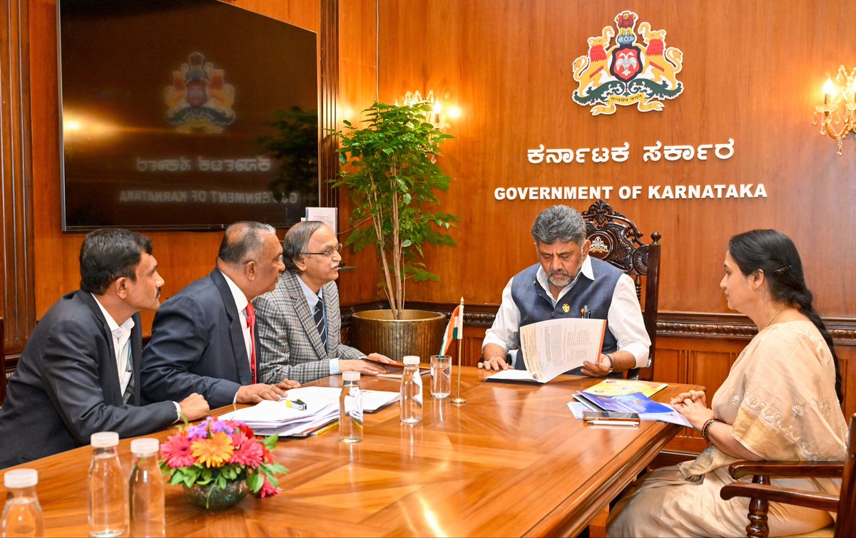 CMofKarnataka's tweet photo. ಬೆಳಗಾವಿಯ ಕರ್ನಾಟಕ ಲಾ ಸೊಸೈಟಿ ಅಧ್ಯಕ್ಷರಾದ ಪ್ರದೀಪ್ ಎಸ್. ಸಾಹುಕಾರ್ ಅವರು ಸನ್ಮಾನ್ಯ ಮುಖ್ಯಮಂತ್ರಿಗಳಾದ ಶ್ರೀ @DKShivakumar ಅವರನ್ನು ಭೇಟಿಯಾಗಿ, ಅಭಿನಂದನೆ ಸಲ್ಲಿಸಿದರು. 

��ಾ. ಡಿ. ಎಂ. ಎಸ್. ಕುಮಾರ್, ಡಾ. ನವೀನಕುಮಾರ್ ಟಿ. ಉಪಸ್ಥಿತರಿದ್ದರು. https://t.co/uNvDL10cAF