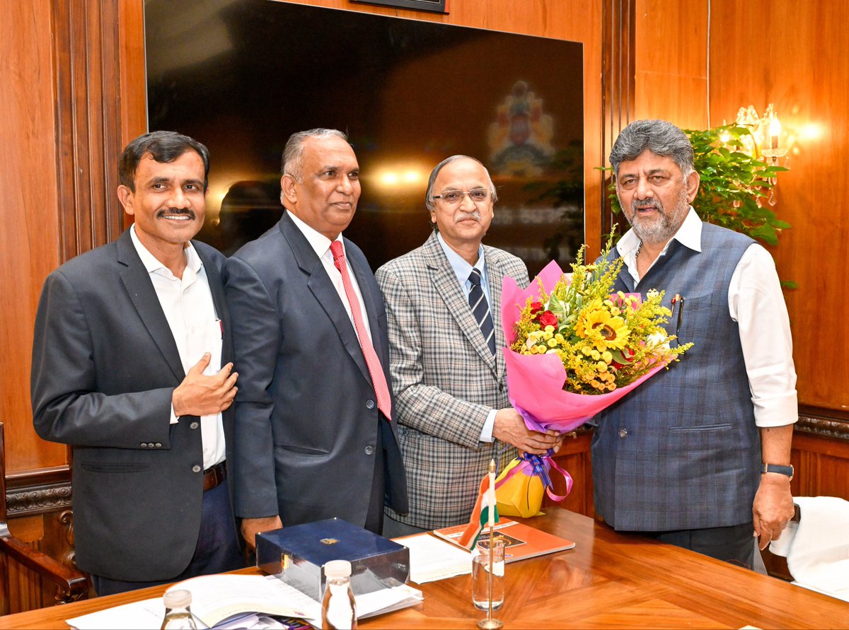 CMofKarnataka's tweet photo. ಬೆಳಗಾವಿಯ ಕರ್ನಾಟಕ ಲಾ ಸೊಸೈಟಿ ಅಧ್ಯಕ್ಷರಾದ ಪ್ರದೀಪ್ ಎಸ್. ಸಾಹುಕಾರ್ ಅವರು ಸನ್ಮಾನ್ಯ ಮುಖ್ಯಮಂತ್ರಿಗಳಾದ ಶ್ರೀ @DKShivakumar ಅವರನ್ನು ಭೇಟಿಯಾಗಿ, ಅಭಿನಂದನೆ ಸಲ್ಲಿಸಿದರು. 

��ಾ. ಡಿ. ಎಂ. ಎಸ್. ಕುಮಾರ್, ಡಾ. ನವೀನಕುಮಾರ್ ಟಿ. ಉಪಸ್ಥಿತರಿದ್ದರು. https://t.co/uNvDL10cAF