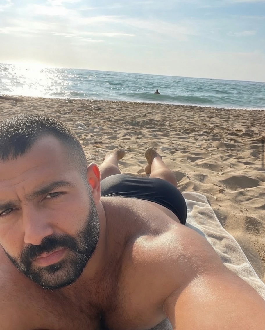 curiousmarkus9's tweet photo. Sun is shining☀️
#gay
#beach
#men
#beard
#speedo https://t.co/moGRh4fMBj