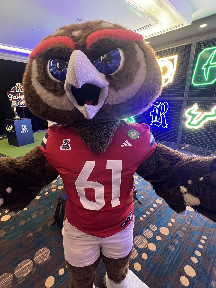 s_helwick's tweet photo. FAU’s new Publix uniform patch, as demonstrated by @FAU_Owlsley https://t.co/hbjMPsXZyw