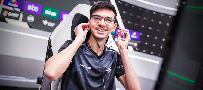 Rookreviewcom's tweet photo. Anish Giri Signs with Basilisk Esports

https://t.co/PSlj6rHhL4

@anishgiri 
#chess #news https://t.co/DNG0K7ODr0