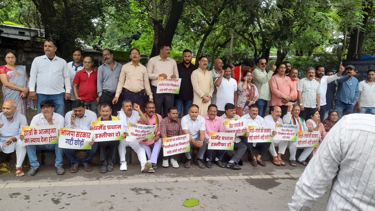 sunilprasad885's tweet photo. 📍पूर्वी सिंहभूम 

छात्र विरोधी मोदी सरकार के विरुद्ध पूर्वी सिंहभूम में उपायुक्त कार्यालय के बाहर धरना-प्रदर्शन किया गया ।
@INCJharkhand_ @SatishPMunjini @RabindraKJha1 @Parvinder421975 @KRajuINC https://t.co/AqmyiZwpaa