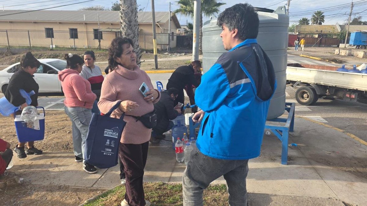 SISS_CHILE's tweet photo. 💧🔎 Seguimos desplegados en terreno fiscalizando el Plan de Suministro Alternativo (PSA) en #Coquimbo  y #LaSerena monitoreando el funcionamiento de los puntos de abastecimiento, la distribución mediante camiones aljibe y las medidas implementadas para atender a las comunidades afectadas.

Nuestros equipos mantienen un seguimiento permanente de la emergencia, verificando que @aguasdelvalle  refuerce sus acciones y avancen en la recuperación gradual del servicio de agua potable.

Seguimos trabajando en terreno para resguardar la continuidad del suministro y responder a las necesidades de las personas. 💧🤝

#Fiscalización #AguaPotable #ServiciosSanitarios #Emergencia
