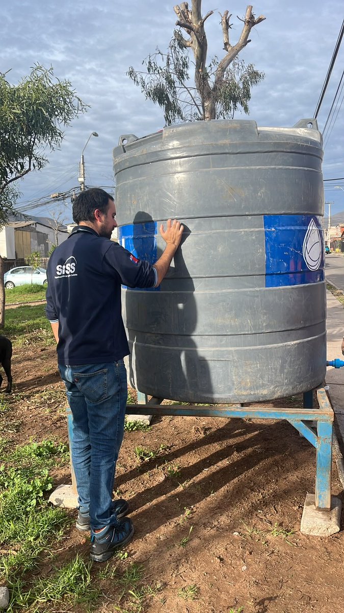 SISS_CHILE's tweet photo. 💧🔎 Seguimos desplegados en terreno fiscalizando el Plan de Suministro Alternativo (PSA) en #Coquimbo  y #LaSerena monitoreando el funcionamiento de los puntos de abastecimiento, la distribución mediante camiones aljibe y las medidas implementadas para atender a las comunidades afectadas.

Nuestros equipos mantienen un seguimiento permanente de la emergencia, verificando que @aguasdelvalle  refuerce sus acciones y avancen en la recuperación gradual del servicio de agua potable.

Seguimos trabajando en terreno para resguardar la continuidad del suministro y responder a las necesidades de las personas. 💧🤝

#Fiscalización #AguaPotable #ServiciosSanitarios #Emergencia