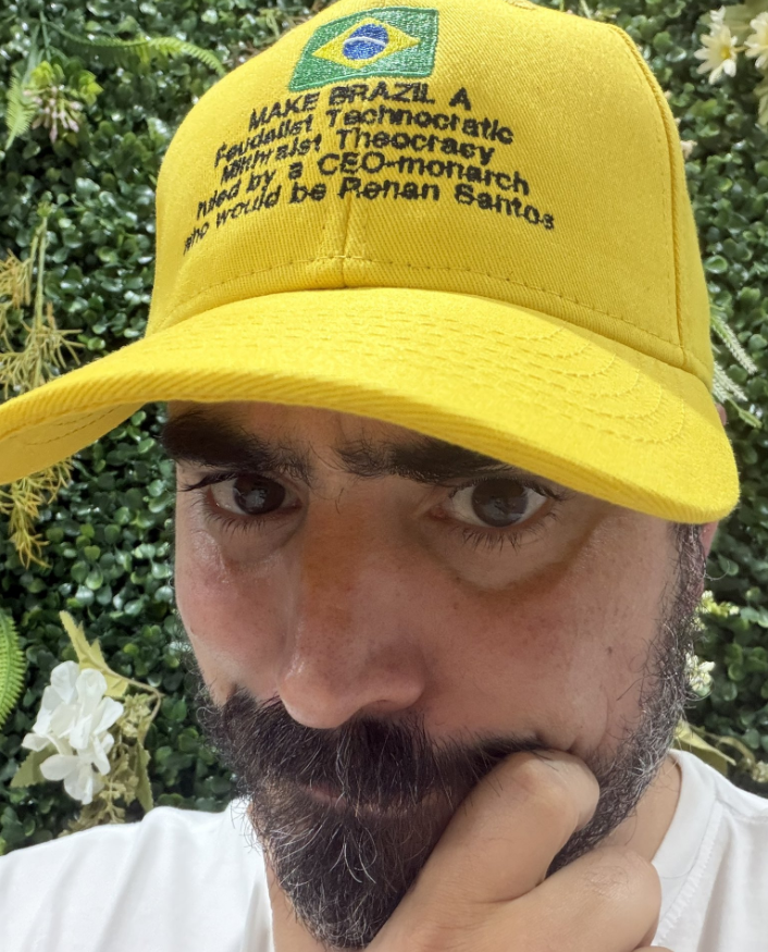 republiqueBRA's tweet photo. 🧢 🇧🇷 Após Glenda Varotto, a "Espectro Cinza", dizer que saiu do Partido Missão por ser contra uma "teocracia mitraísta feudalista tecnocrata regida por um CEO monarca que seria Renan Santos", apoiadores do presidenciável passam a usar boné com a definição. https://t.co/hohEK58J1Q