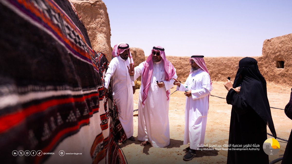 KARNRSA's tweet photo. لكل مكان ذاكرة.. ولكل مجتمع إرثٌ يستحق أن يُروى..

بدأت هيئة تطوير #محمية_الملك_عبدالعزيز_الملكية، بالتعاون مع @hesaclub، أولى الزيارات الاستكشافية إلى مركز الحيراء؛ لحصر وتوثيق التراث الثقافي غير المادي، ومنه حرفة السدو الممتدة لأكثر من 100 عام، إرثًا حيًا تتناقله الأجيال. https://t.co/AtGQvODuCW