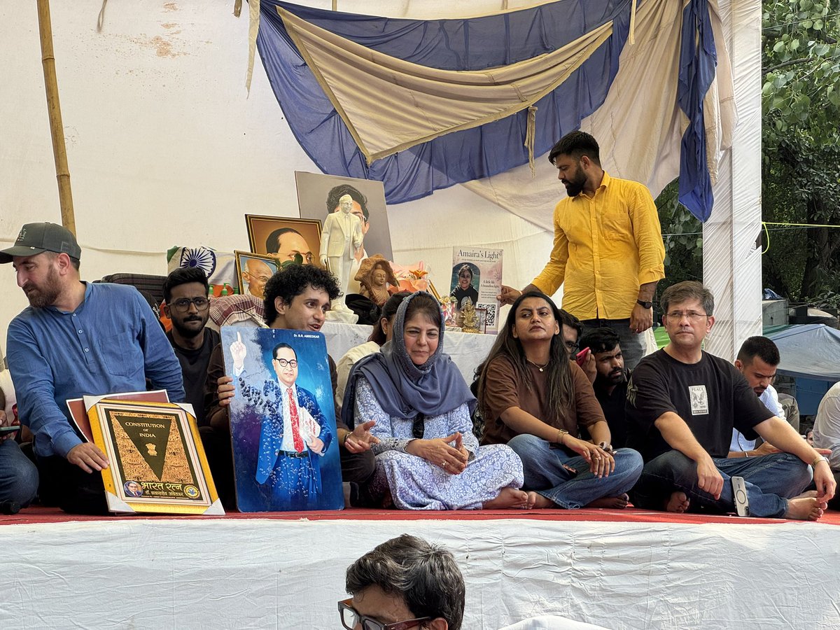 AdityaVgupta's tweet photo. Fighting for your rights is no sin, it is democracy in action. Today, I joined @MehboobaMufti ji at Jantar Mantar in solidarity with students fighting for accountability. Their courage, discipline and determination were inspiring.

After repeated paper leaks, demanding the Education Minister’s resignation is not politics, it is a genuine demand for accountability.

Dil Jeet liya @Cockroachisback ne.