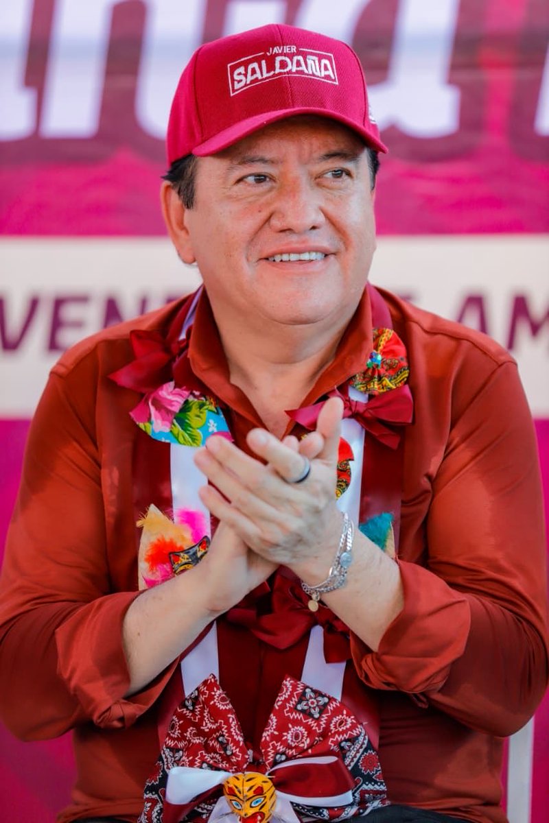 JavSaldana's tweet photo. 🪊🗣️ Desde la cuna del Son de la Artesa y tierra grandes luchadores sociales, en el municipio de Florencio Villarreal, continuamos con las asambleas informativas por la defensa de la Cuarta Transformación y la Soberanía Nacional, desde Cruz Grande, un bastión emblemático de la izquierda guerrerense.

🇲🇽🎤 Nuestro movimiento camina siempre al lado del pueblo y en cada plaza pública, impulsamos una revolución de las conciencias que informa con verdad y objetividad los logros de este proceso de transformación en Guerrero. Me llevo el cariño y las sinceras muestras de respaldo de esta noble tierra de hombres y mujeres trabajadores.

🤝🫂 En la Costa Chica reafirmamos el compromiso con los ideales de nuestro movimiento, trabajando sin descanso, con honestidad, el corazón por delante.

#CuartaTransformacion #MORENA #CostaChica #FlorencioVillarreal #JavierSaldaña