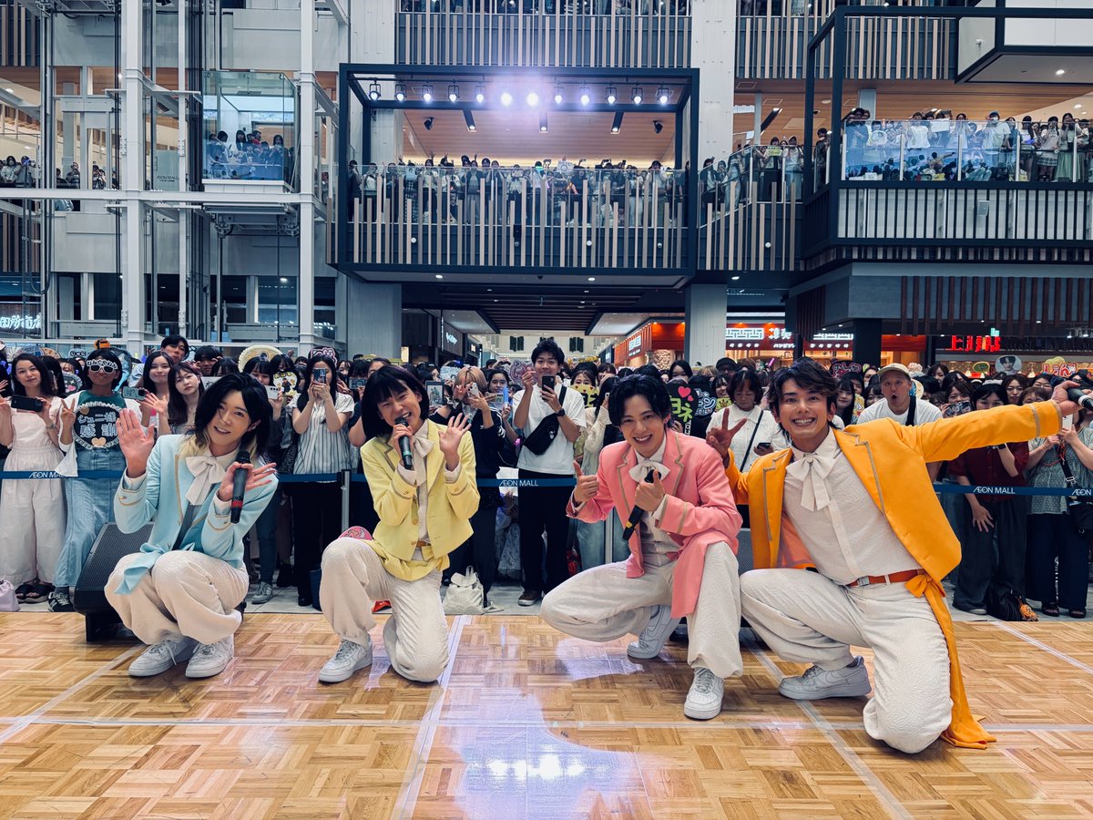 monaki_official's tweet photo. こんにちは。
サカイJr.です。

本日は『イオンモール新利府』さまにてリリースイベントを行わせて頂きました💙
この会場（ライブスクエア）最高でした。。
到着前からモナカマさんのXでイオン内の構造面白そうだなぁとウキウキしてたのですが、、3層吹き抜け、さらに天井がスケルトン（天井の中身が丸見えの状態でしたが、おしゃれに部分的に材料を貼っていましたね！）、西側の大きな曲面ガラス、、現地でリハから高揚してました。。ﾊ､､ｽﾐﾏｾﾝ。

なんとなんとモナキとしては初東北&初宮城県です♪ﾜｰｲﾜｰｲ
宮城県のみなさまにまず知って頂けているのか、そしてモナキを喜んで頂けるのか、、ドキドキし過ぎて車での移動中、車窓から遠くばかり見つめてました。。
そんな不安はありましたが、、
みなさま、本日もお暑い中、お忙しい中、貴重な夏休みの中、育児や介護など家庭事情でお時間がない中、お仕事バタバタの中、実は違う予定があった中、、色々なご事情のモナカマのみなさま、、来てくださり本当に本当にありがとうございます💙ﾐﾔｷﾞｱﾀﾀｶｲ。。
少し振り返ってみるとリリースイベントとしては前回が6/7エミテラス所沢（埼玉県）だったので約一ヶ月半ぶりです。
僕はやっぱり特典会好きだなぁと感じます。いくらSNSやメタバース空間（インターネット上に構築された仮想空間）が進歩しても、人と人が直接会って交わすコミュニケーションを超えることは難しい気がします。言葉を紡いだ時の温度が違いますよね。

沢山のジュニ色のお洋服、団扇、ペンライト、メッセージボード、髪留め、ネイル、髪色などなど、、本当にありがとうございます。この活動を通して、自分の経験値では理解できないことや、自分が至らないことなど沢山沢山ありますが、みなさまに会って目を合わせて声を聴かせて頂くと本当に励みになります。こんな未熟すぎるサカイJr.を応援してくれる人、ﾎﾝﾄﾀﾞｲｽｷﾃﾞｽ！
（サカイJr.を応援してくれてる人の名前を決めたいとチラホラ聞くようになったのですが、、良い案があれば教えてくださいませ💙）

📝一言メモ
本日の舞台は『イオンモール新利府』さまです。
今日は久々に商業施設を妄想散歩できるのでウキウキです。相変わらずサカイJr.調べで参ります。
宮城県利府町にあるイオンモール新利府さまは東北最大級のショッピングモールです。その貸付総面積は驚きの10万㎡超え（東京ドーム2個分。ﾜｶﾘﾂﾞﾗｲﾈ。。）駐車場も5800台という規模です。元々は2000年にイオン利府ショッピングセンターとして開業しましたが、2021年に南館が建てられ、同年に既存建物もリニューアルを行い北館として生まれ変わっています。

サカイJr.的な面白ポイント
①2棟の明確な役割分担
→コンセプトがそれぞれ明確です。
北館は『LIVE FULL DAYS 毎日の生活をもっと楽しく、もっと素敵に』と掲げて、日常使いのお店がメインになっており、
南館は『LIVE FULL DAYS まだ知らない興奮・感動に出会える場所』と掲げて、映画館、飲食、ファッション、アミューズメントというエンタメ寄りの機能がメインになっています。
ただ買い物を楽しむ建築ではなく、都市機能を再配置していますよね。

②土地区画整理事業と一体で開発
→「利府町新中道土地区画整理事業」という街の模様替えが行政主導で行われていますが、ここで南館の設計開発が同時に進められていたようです。
道路、公園、住宅地と同時に整備され、
商業施設が街づくりの中心となるよう設計されています。
ちなみにここからは推測ですが北館と南館一棟にした方が効率良いのでは？という疑問が出てきます。
2棟にした理由は、 「既存建物を壊さない」「営業を継続しながら新館を増築したい」という守るべき与件があったのかなぁ、、なんて想像を膨らましています。

③県道を挟むブリッジの設置
→みなさま、、県道を挟む（北と南を結ぶ）ブリッジ、これはテンション上がるところです。なぜなら人様の敷地の上に建築物を構築してますからそれなりの難易度の高い手続きが必要となります。今回のケースでどのように手続きをされたかは断定できませんが、建築や消防、道路など様々な関係各所との根気強い施主や設計者、施工者の奮闘が垣間見えて、その熱力に感動します。

④345㎡の屋内広場『ライブスクエア』の魅力
→345㎡とはテニスコートが、約1.3個分です。ﾜｶﾘﾆｸｲﾈ。。通常通路や店舗になりかねない場所を意図的にライブスクエアとして設計しています。これは最初から人が滞在することを目的に設計されています。つまり、商業施設では珍しく買う場所ではなく、「集まる場所にしたい」という想いを感じます。

ライブスクエアで気になった点いくつかあるんですが絞って書くと
⚫大きな曲面ガラス
これがあることで
・外の緑が見える配置
・自然光が入る空間
となり中なんだけど外のような曖昧な空間を生み出してますよね。
ガラスは単なる窓ではなく、外の風景を建物の一部として見せる装置になってると言えます。ただ、大きなガラスは維持管理大変なんです。。おそらく太陽の日射熱を反射させる特殊なガラスを使っているのかなぁと推測しますが、、図面が見たくなる空間です。
⚫3階まで吹き抜け
このダイナミックな吹き抜け空間があることで、どこにいてもイベントの熱気が伝わります。
⚫外装コンセプト　RYTHM（リズム）
三角形のLEDパネルを外壁に多用することでリズム感を生み出し、昼と夜の印象についても変化させています。そのリズムをとったデザインがしっかりとライブスクエアの中まで取り込まれていた気がしました。

書ききれません。。ｲﾂﾓﾅｶﾞｸﾃｺﾞﾒﾝ。。
ライブスクエアは、1階・2階・3階が吹き抜けでつながり、どこにいてもイベントを感じられる空間です。  僕たちも前列だけではなく、後ろのお客さんや上の階で見ている方まで、会場全体が一つになるようなライブを目指したいと思いました。そしてライブスクエアが外の自然も含めて一つの空間となっているように、モナキもステージだけで完結するのではなく、モナカマのみんなの可愛い笑顔や声をも含めて一緒にライブをつくるグループになりたいと思いました。ｵﾔｽﾐﾅｻｲ。

本日は楽屋の様子、イベントの様子をパシャリ。

#いつだってモナカマと
#モナキの日常