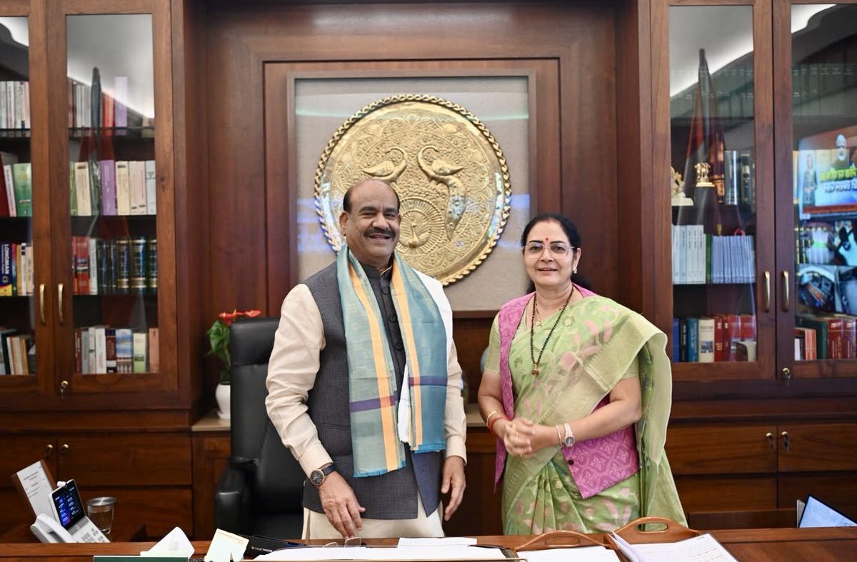 bhartipardhimp's tweet photo. 📍दिल्ली 
मानसून सत्र के दौरान आज संसद भवन, नई दिल्ली में लोकसभा अध्यक्ष माननीय श्री ओम बिरला जी से शिष्टाचार भेंट कर उनका मार्गदर्शन प्राप्त किया। उनके प्रेरणादायी विचार एवं अनुभव जनसेवा के दायित्वों के निर्वहन हेतु सदैव प्रेरित करते हैं।

@BJP4India @BJP4MP https://t.co/urFCEZPcc9