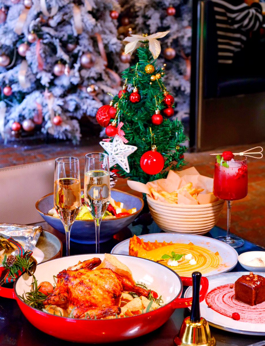 IngerGoldi99904's tweet photo. Festive feast alert! Tender roasted turkey, spiced ham, and warm pumpkin pie are here to make your holiday full of joy. Tag someone you’d share this deliciousness with! https://t.co/Cz5ICI3Vn7